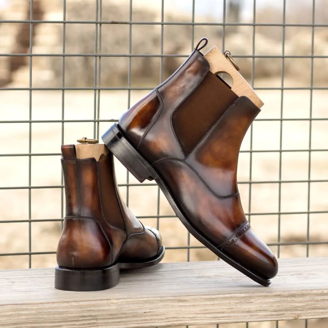 Cheslea Boots Cut en cuir patiné marron