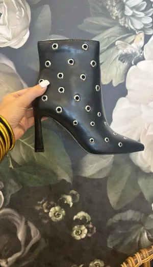 GROMMET ANKLE BOOT