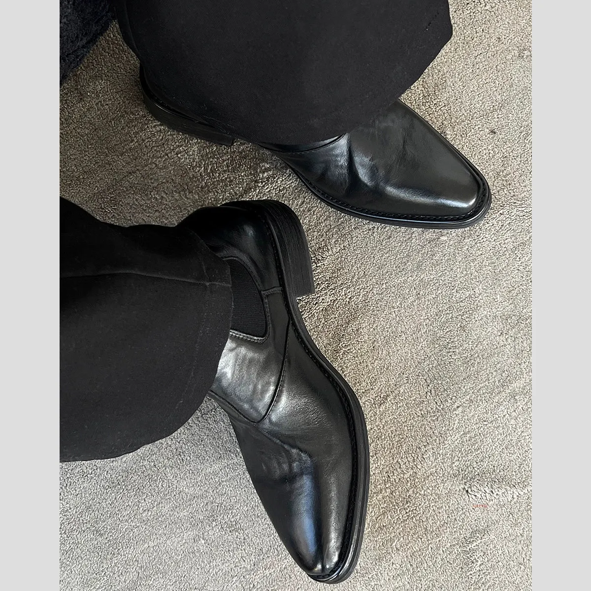 Pointed Toe Cowhide Chelsea Boots